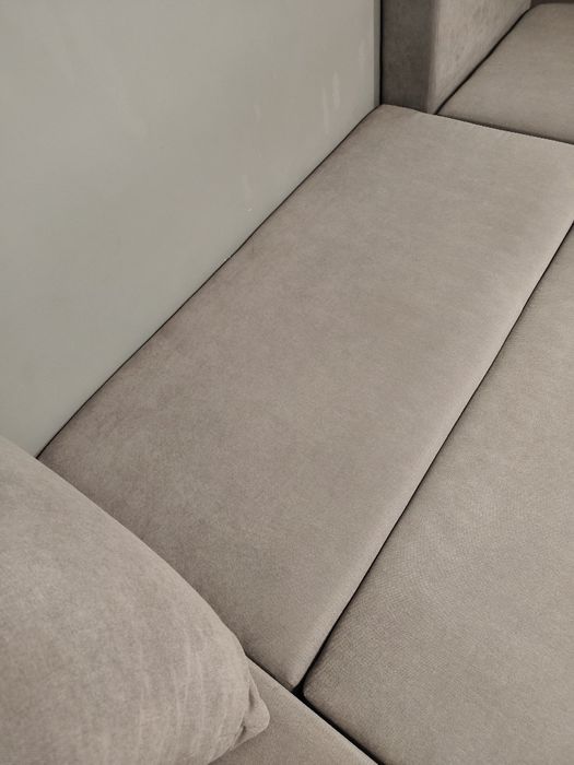 Rozkładana kanapa rogówka szara z poduszkami i schowkami