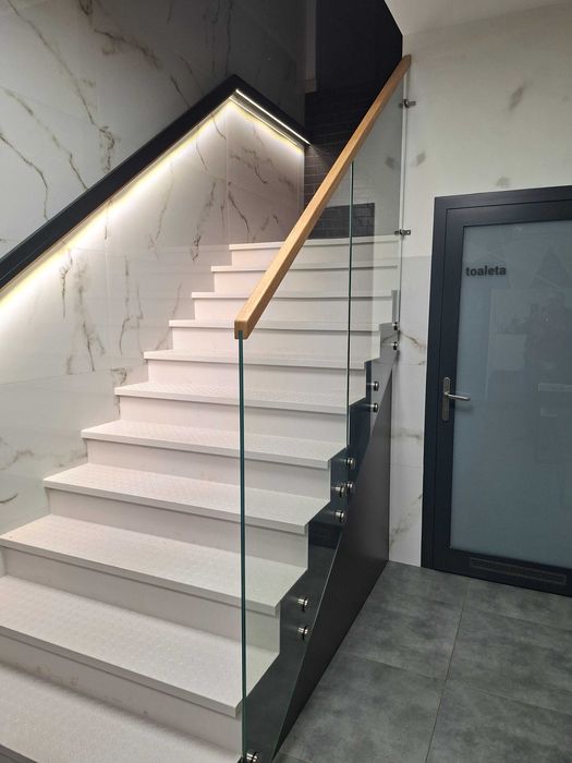 Schody loft na metalowej konstrukcji samonośne półkowe