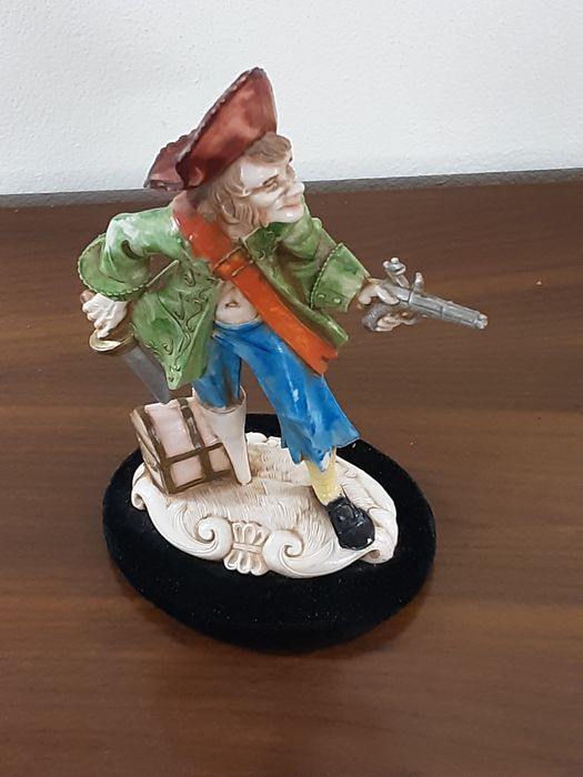 Pirata perna de pau  em marfinite  21 cm altura 12 cm largura