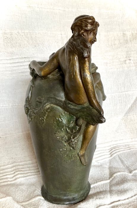 Jarra de bronze patinado Arte Nova