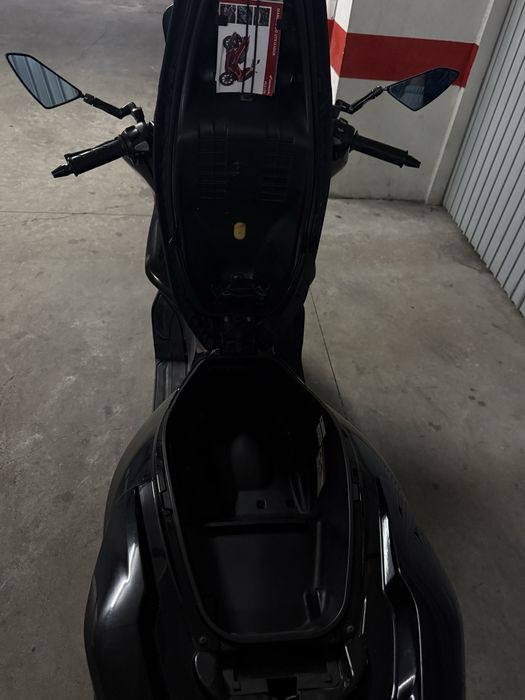 Honda pcx  125.