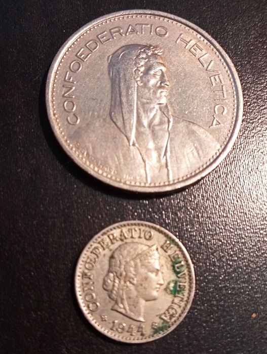 2 moedas de	5 Rappen (1944) e 5 Francos Suiços (1966) conf helvetica