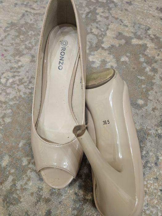 Жіночі лакові туфлі молочного кольору з відкритим носком