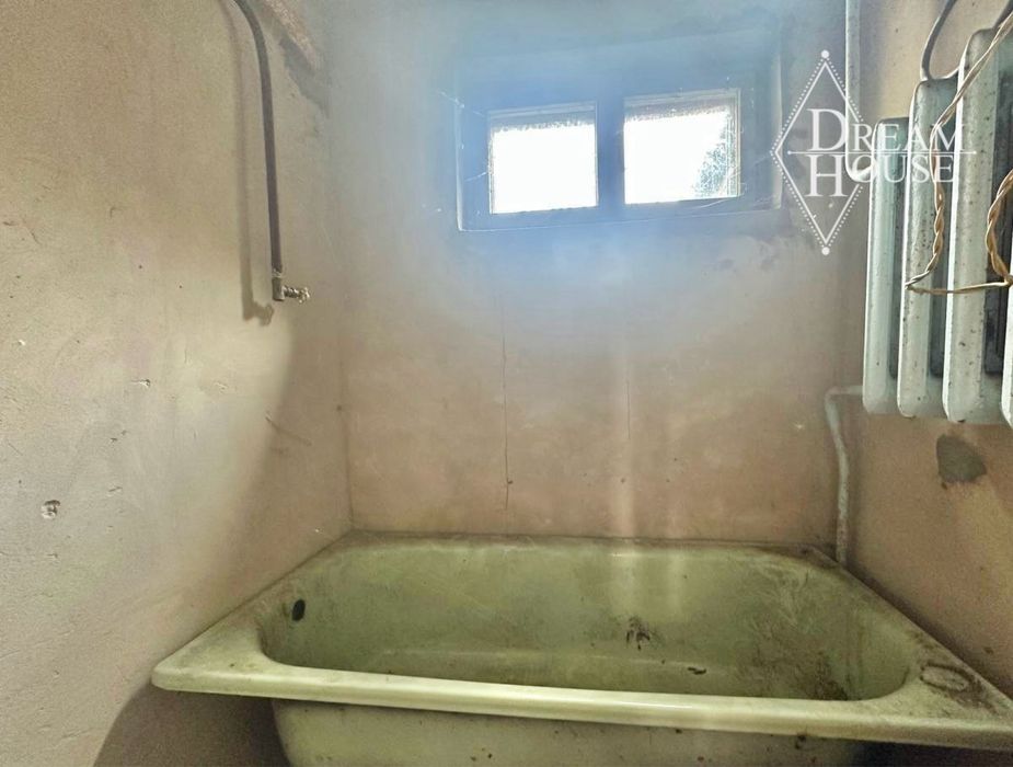 Продаж будинку з білої цегли