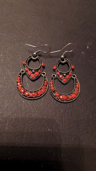 Długie czerwone kolczyki