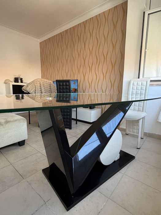 Vendo mesa de jantar .Em muito bom estado.Transporte a cargo do comprador.