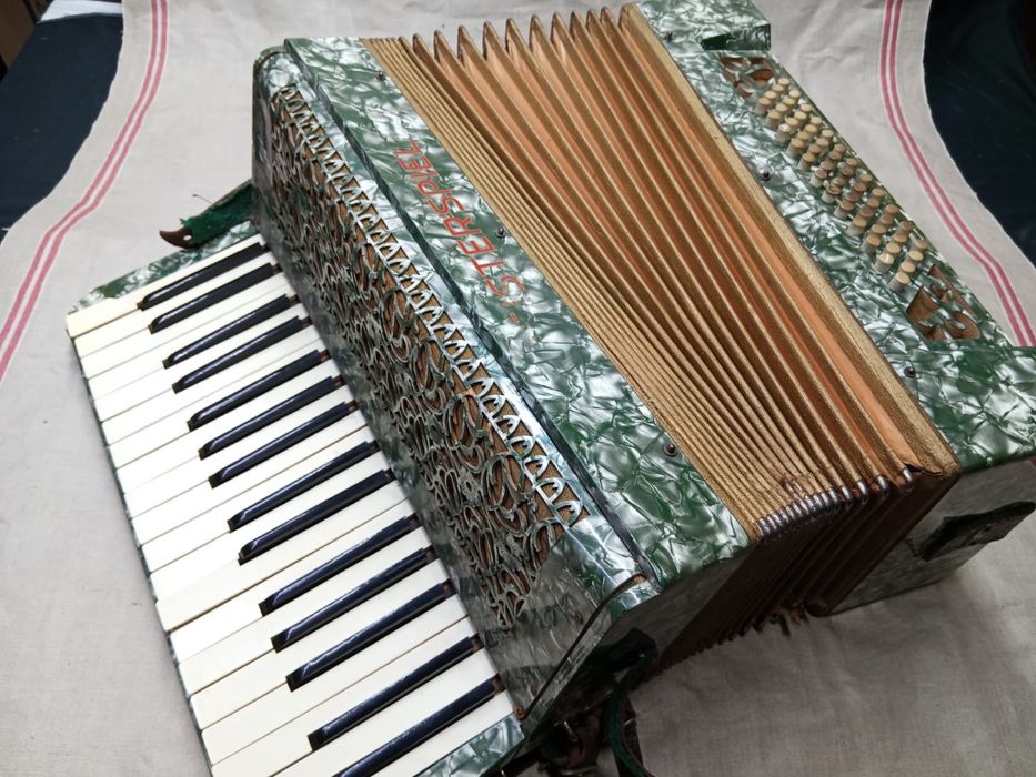 Stary akordeon MEISTERSPIEL 48 basów