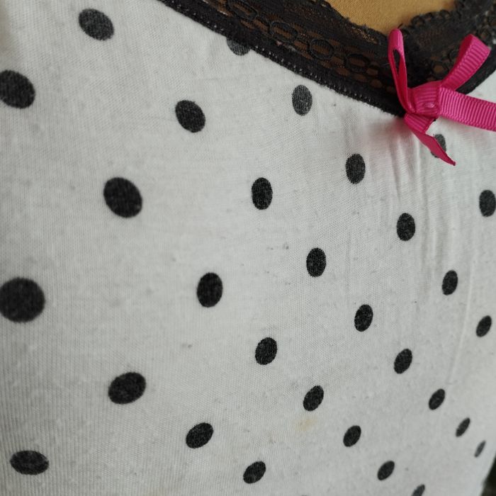 Koszulka damska biała w czarne kropki z koronką i różową kokardką