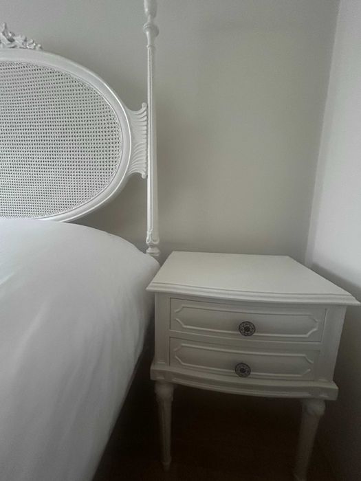 Cama D. Maria lacada com 2 mesinhas de cabeceira