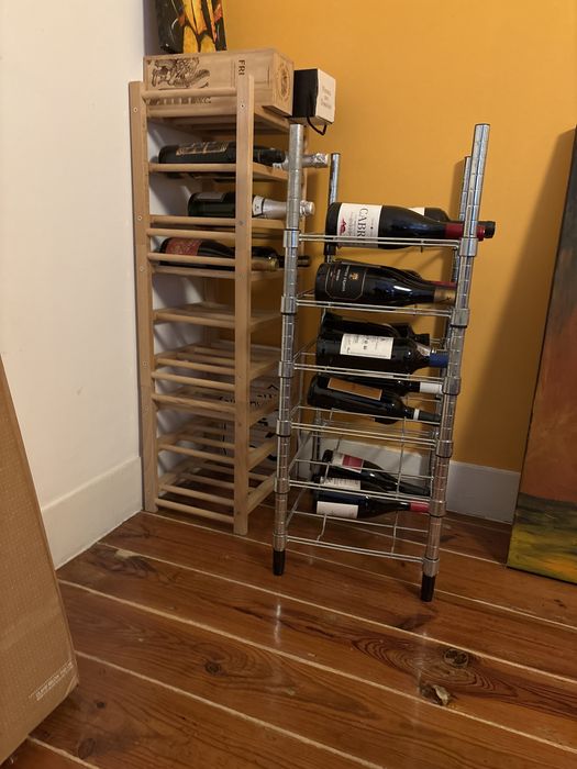 2 garrafeiras: 1 de madeira e 1 de metal