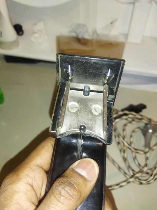 Portable electric iron box