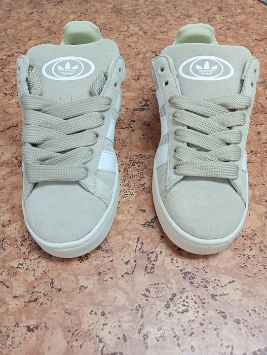 Tênis novos em tom creme, 37