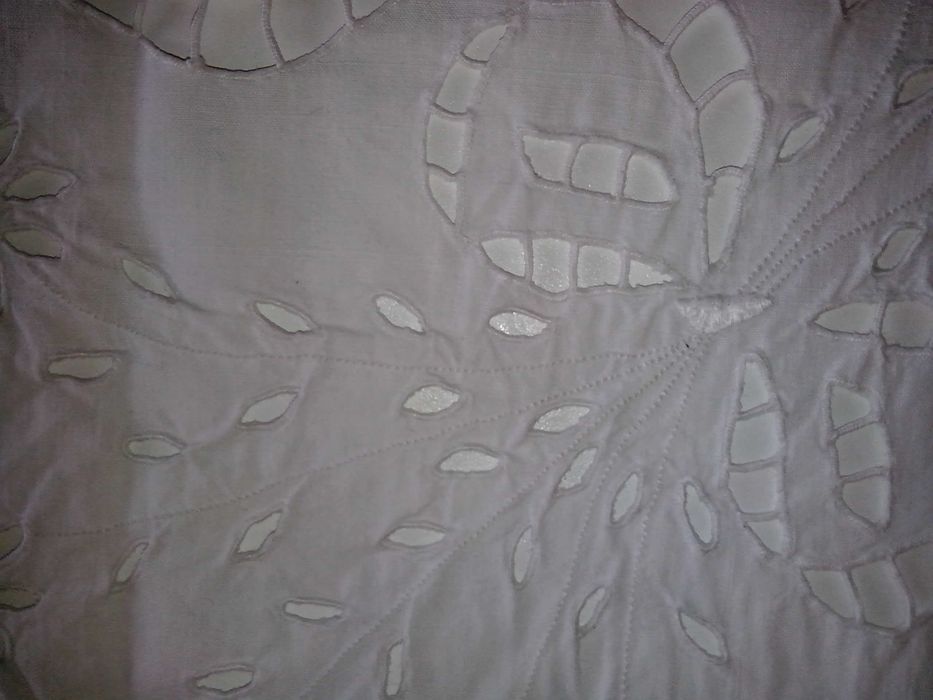 Naperon. Antigo. Dimensão 46 cm X49