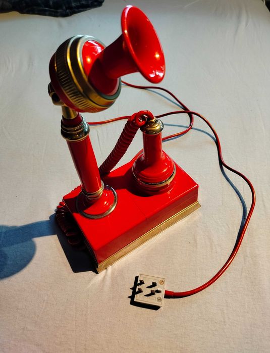 Telefon z czasów PRL czerwony