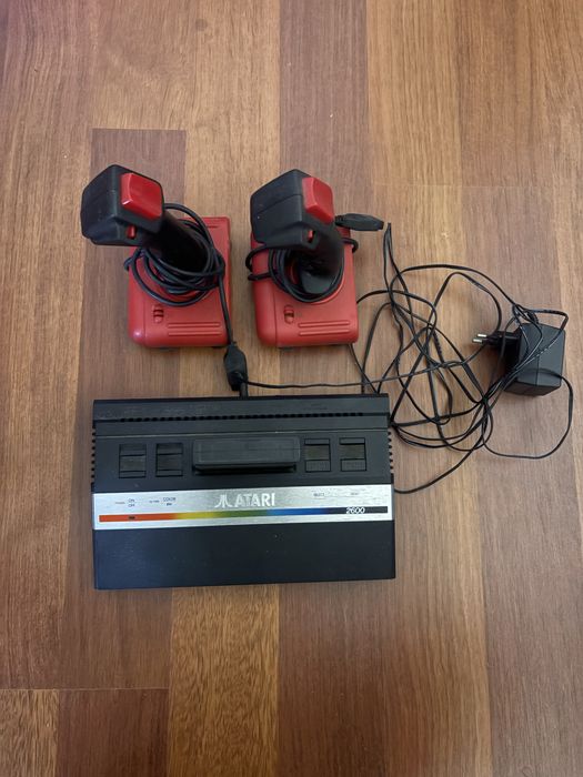 Consola Atari + 1 Jogo + 2 Joysticks