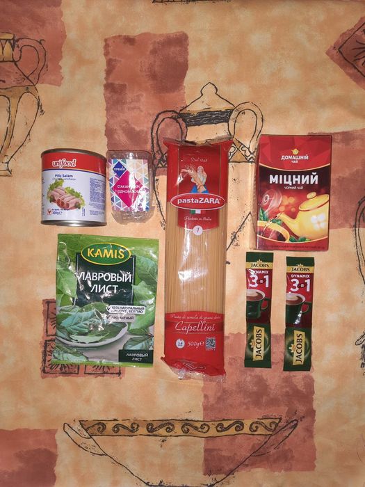 Набір продуктів - кава чай спагетті оливки тунець соус попкорн