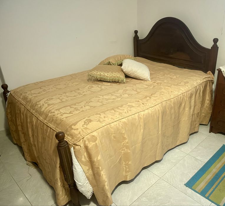 Cama casal 140x190 madeira escura – com estrado, clássica
