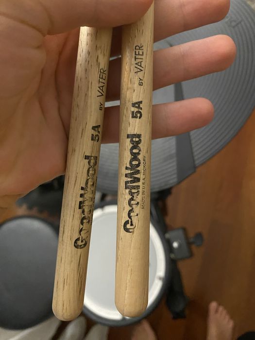 Bateria da Roland como nova com coluna, fones e baquetas.