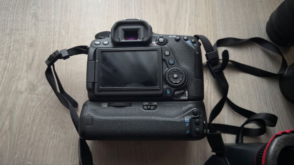 Canon 80D com varios acessórios e mochila