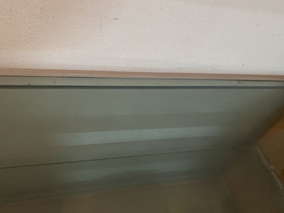 Vitrine em madeira macisa com vidro por cima e na frente