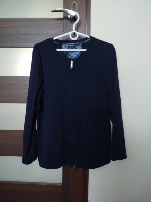 Granatowy sweter narzutka