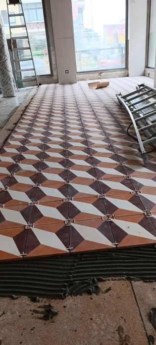 Pedreiro ladrilhador marido de alugue equipe de remodelacao