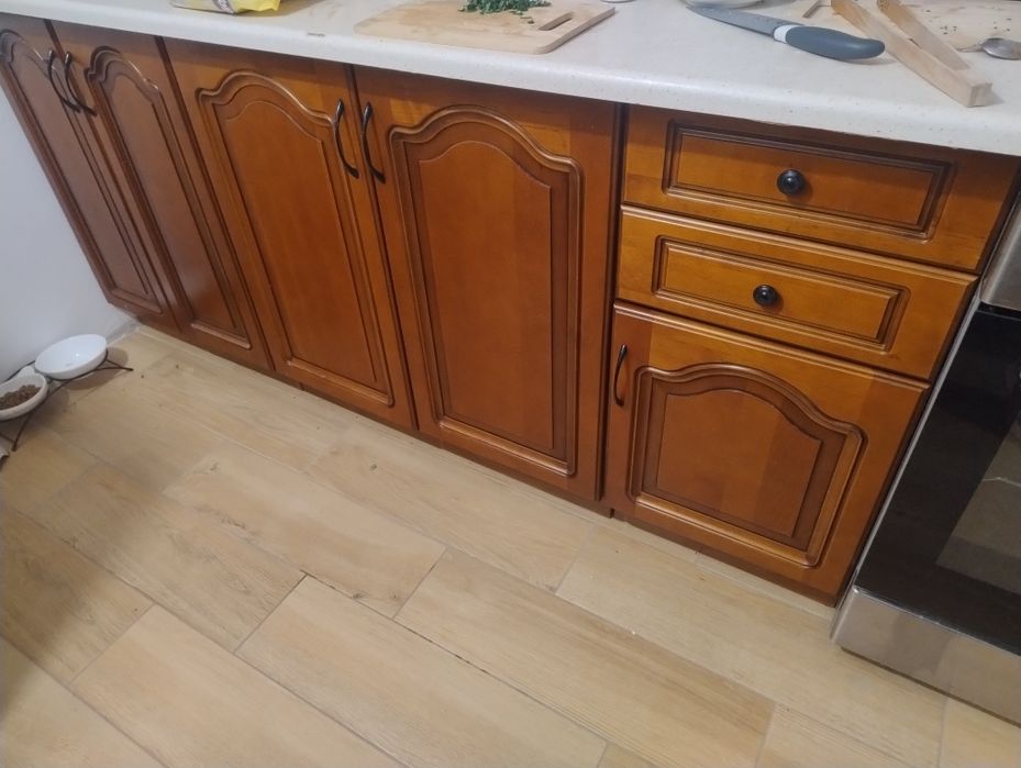 Szafki kuchenne, drewniane fronty