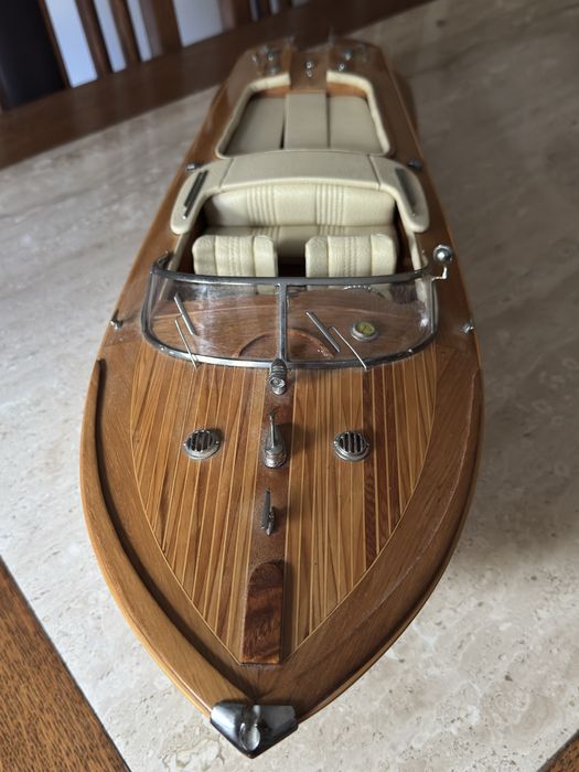 Kultowa Łódź motorowa RIVA AQUARAMA – Model Drewniany Vintage