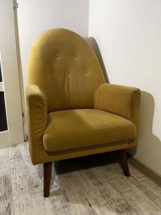 Stylowy fotel w kolorze musztardowym