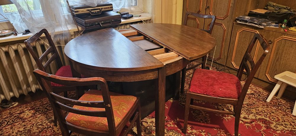 Drewniany stół z krzesłami