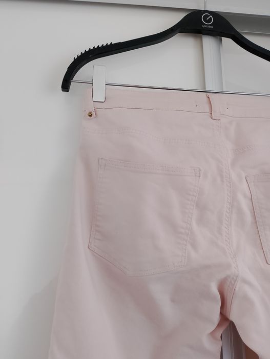 klasyczne spodnie materiałowe H&M w kolorze delikatnego pudrowego różu