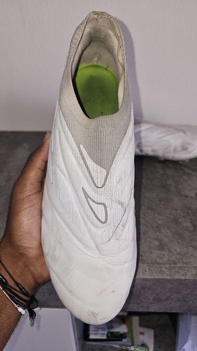 Chuteiras de Futebol Adidas Sem Atacadores Branco/Cinzento - Homem Tam. US 8.5 / EU 42
​Preço: €50