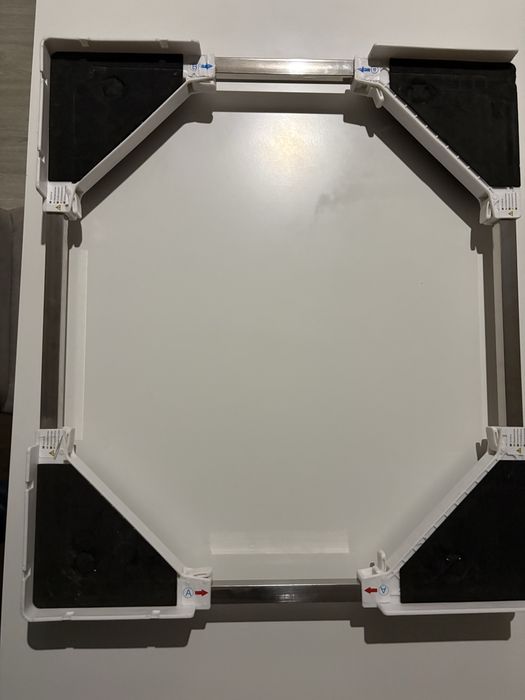 Estrutura de empilhamento para máquina de lavar ou secar roupa