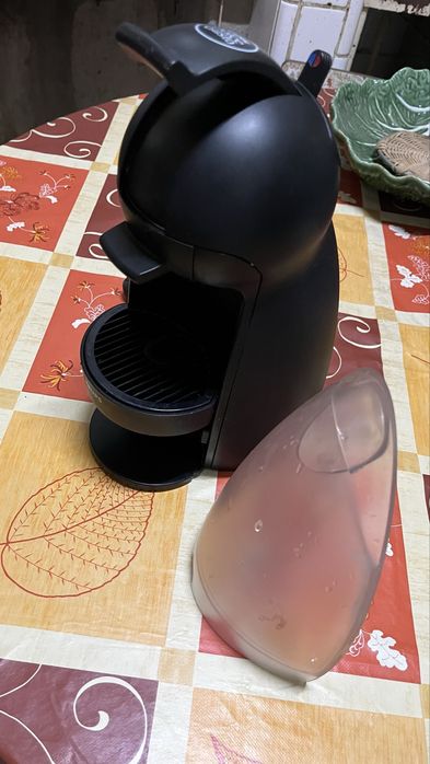 Máquina café Krups Dolce Gusto Piccolo a funcionar c/ fuga