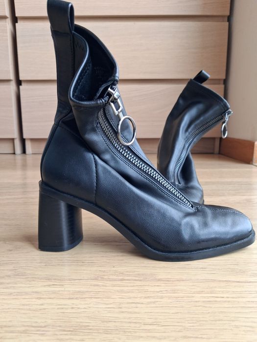 Botas pretas tamanho 35