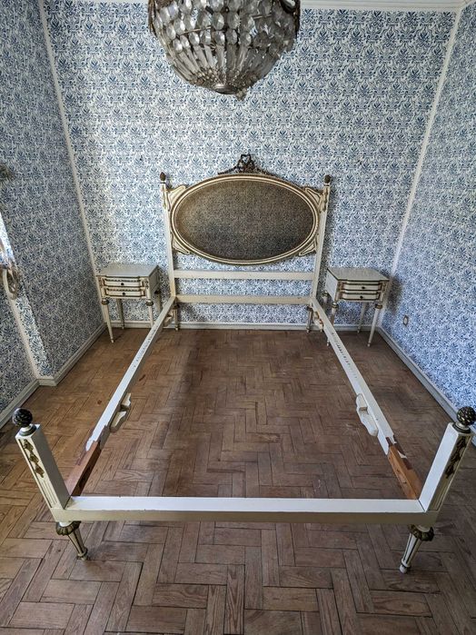 Cama e Mesas de Cabeceira clássicas anos 60 - estilo Luís XVI