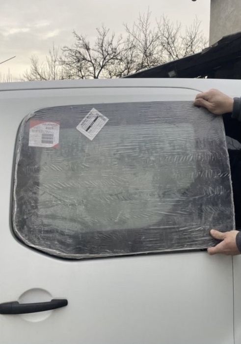 скло лівої зсувної дверки Сітроен Берлінго Пежо Партнер вантажів