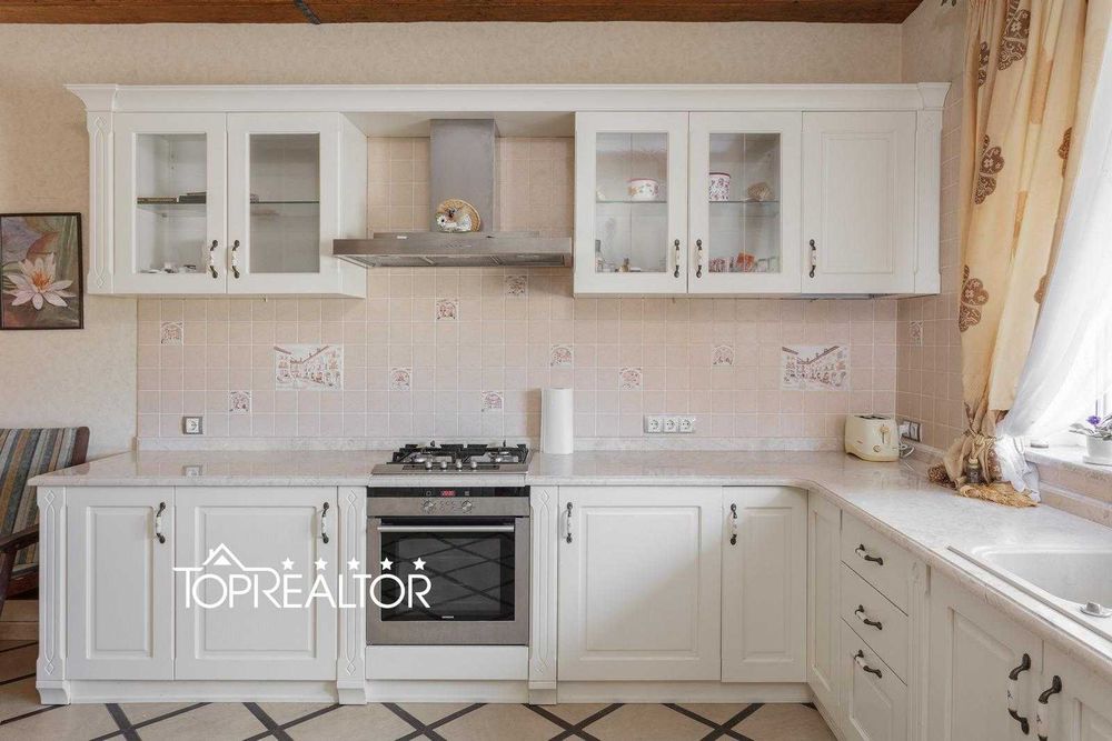 Сучасний заміський котедж із басейном у селищі Високий