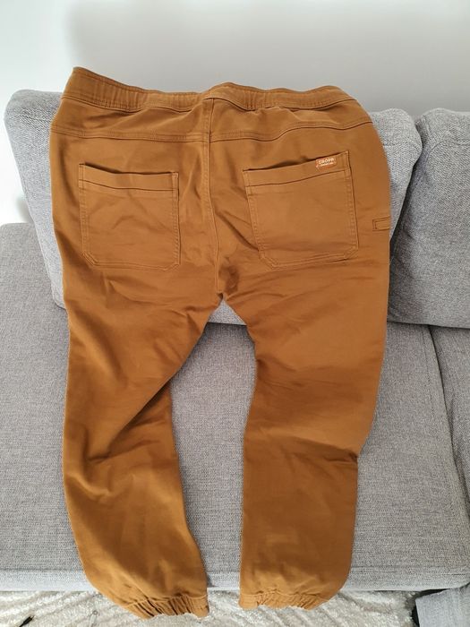 Spodnie joggery Cropp