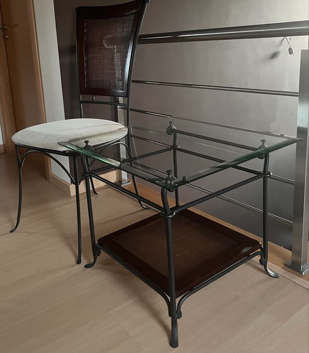 Mesa com tampo de vidro e cadeira com palhinha – conjunto