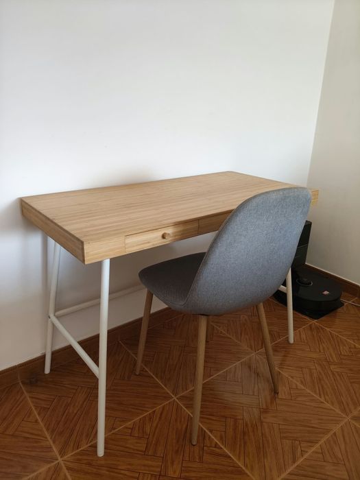 Secretária em bambu IKEA LILLÅSEN com cadeira em tecido cinzento Kasa