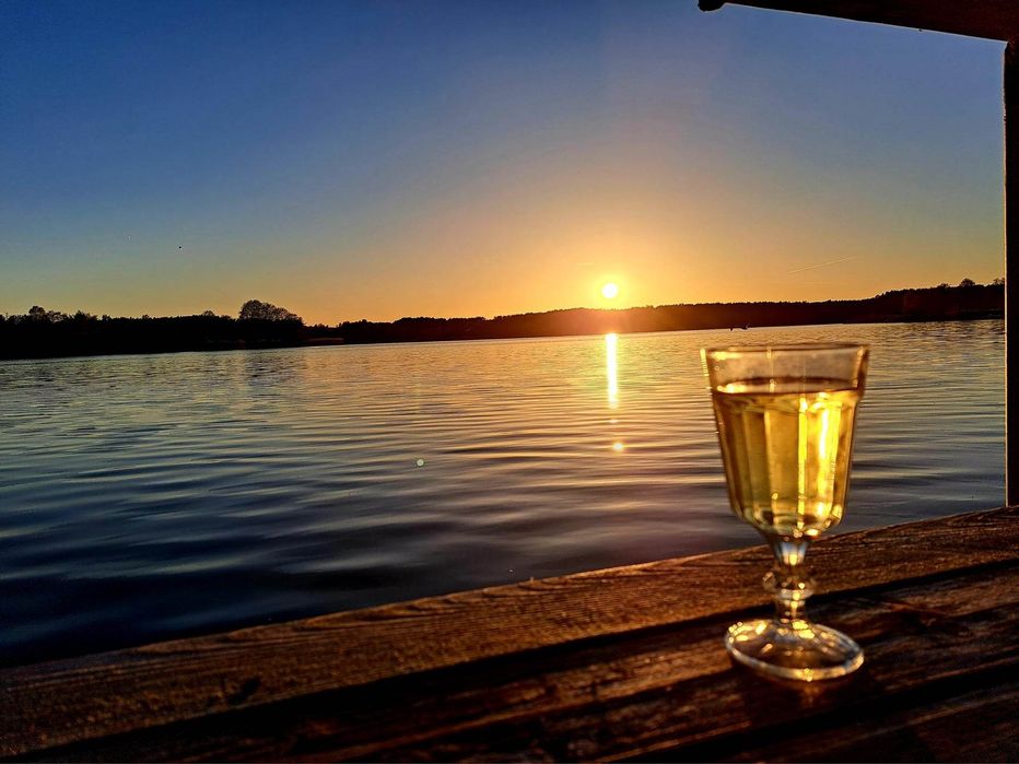 Agroturystyka nad jeziorem Grójeckim (Wlkp.)

Nasze rodzinne siedlisko położone jest bezpośrednio nad brzegiem Jeziora Grójeckiego (PGR Zbąszyń), w kt