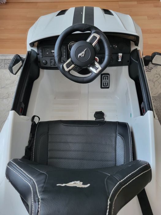 Дитячий електромобіль