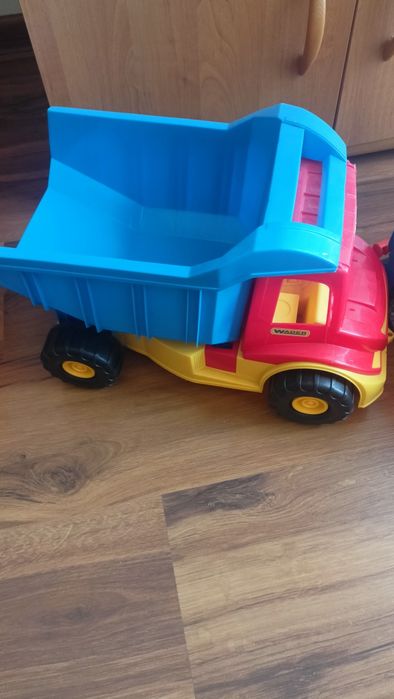 Pięć samochodów wy ciężarówki Wader, śmieciarka