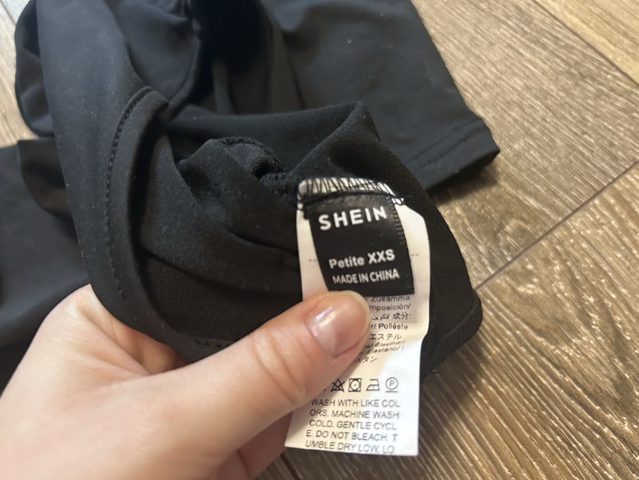 Czarny top z rękawami shein