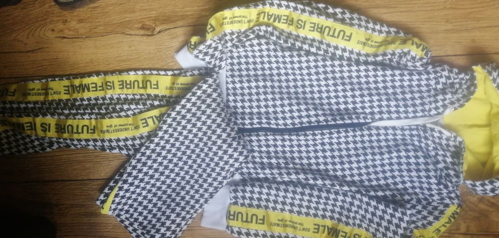 Dres dwuczęściowy damski w pepitkę.