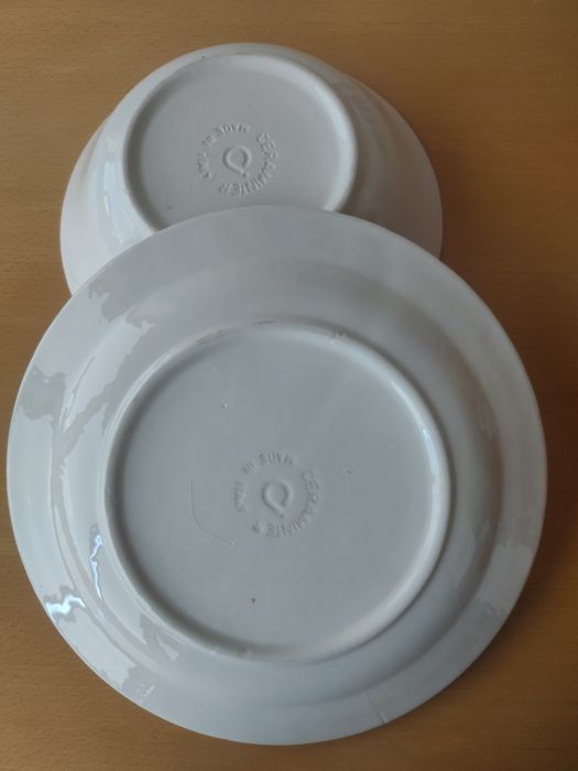 Conjunto de prato e saladeira azul e branco.