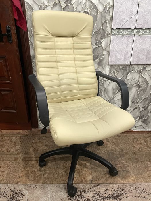 Офісне світле крісло / компʼютерне