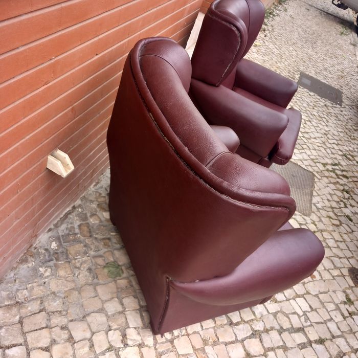 Dois sofás individuais, em napa