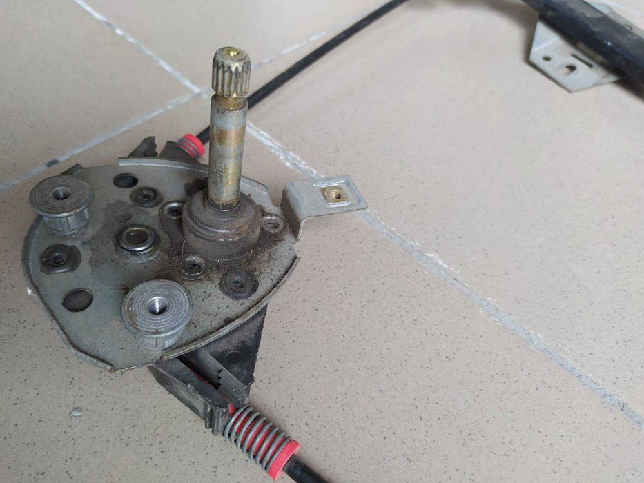 Склопідіймач механічний правий (R) Volkswagen Т-4